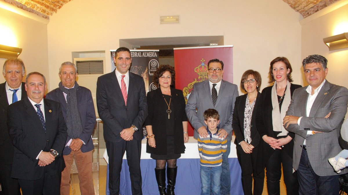 La presidenta de la Agrupación, los pregoneros, el gerente del Grupo Hotel Catedral y los concejales.