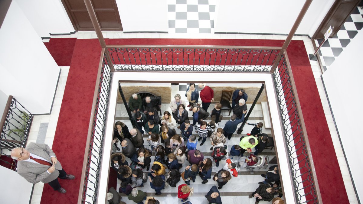 Visita de vecinos y autoridades ayer al inmueble.