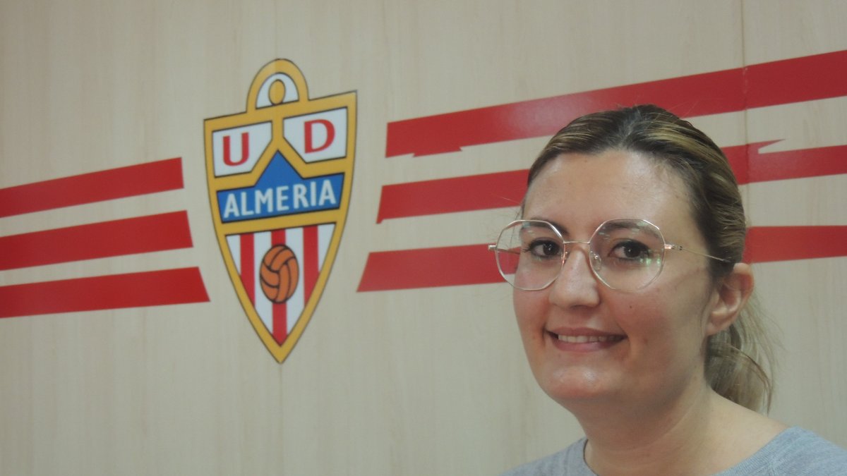 Lorena García posa para LA VOZ en la sede del Almería.