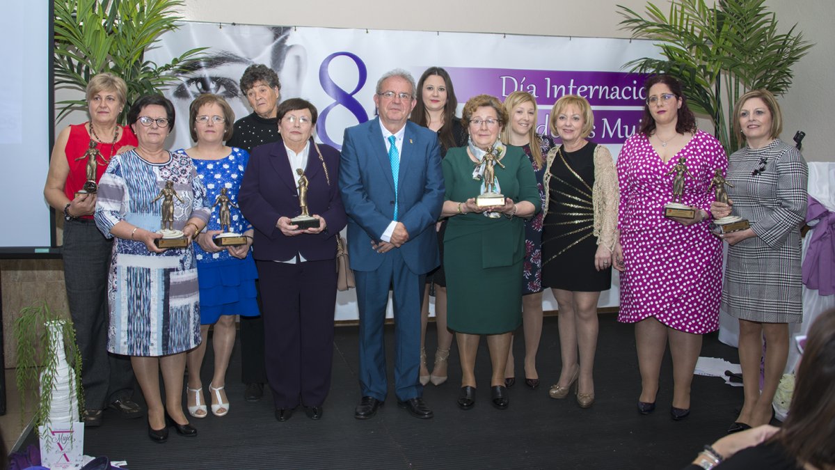 Entrega de galardones a destacadas mujeres el municipio llevada a cabo durante la cena de la mujer en Vícar.