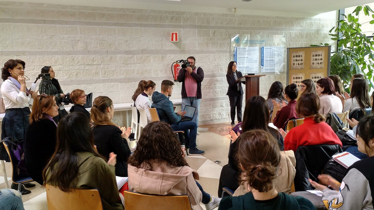 Inauguración de la muestra en el hall de la Biblioteca de la UAL.