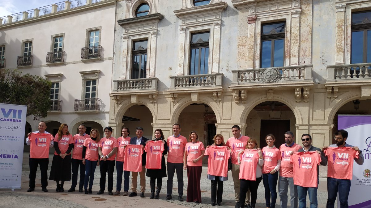 Foto de familia con las camisetas de la carrera