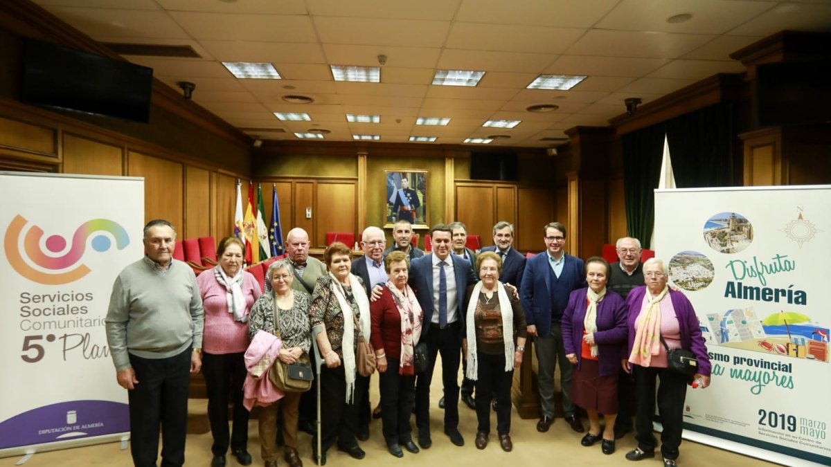Presidente y diputados con un grupo de mayores en la presentación del programa.