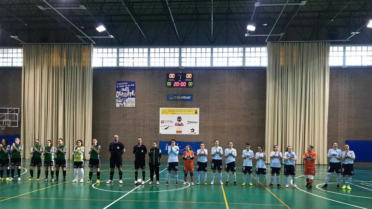 Las jugadoras saludando en la pista.