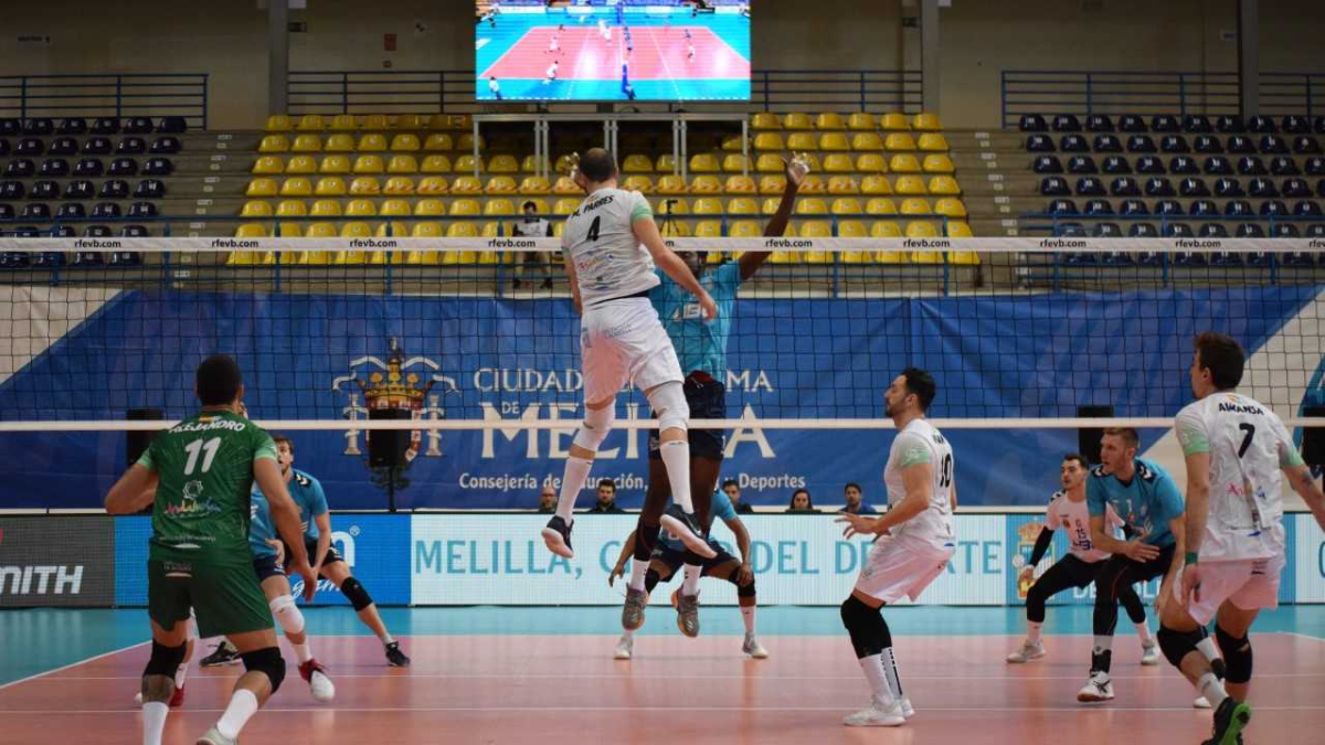 Manu Parres atacando la pista rival.