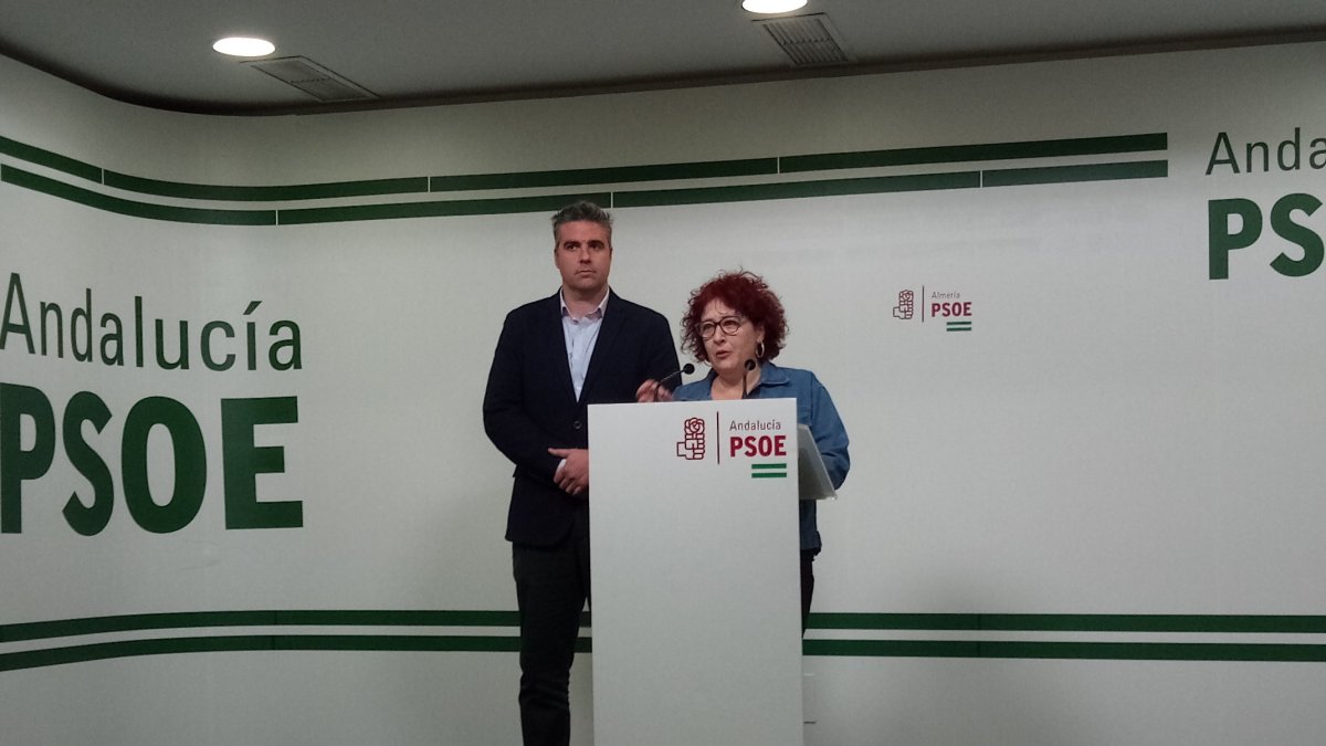 El Alcalde de Viator junto a la secretaria de Políticas Contra la Violencia hacia las Mujeres.