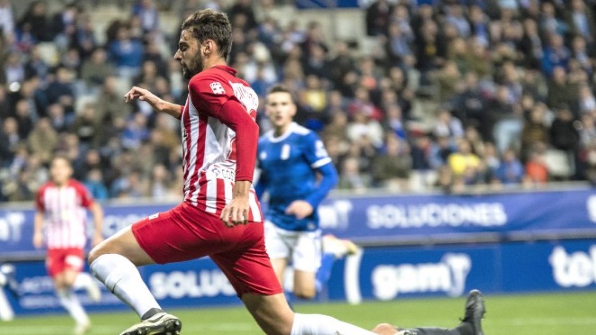 Iván Martos en el partido de su debut en el Liga, en concreto en Oviedo.
