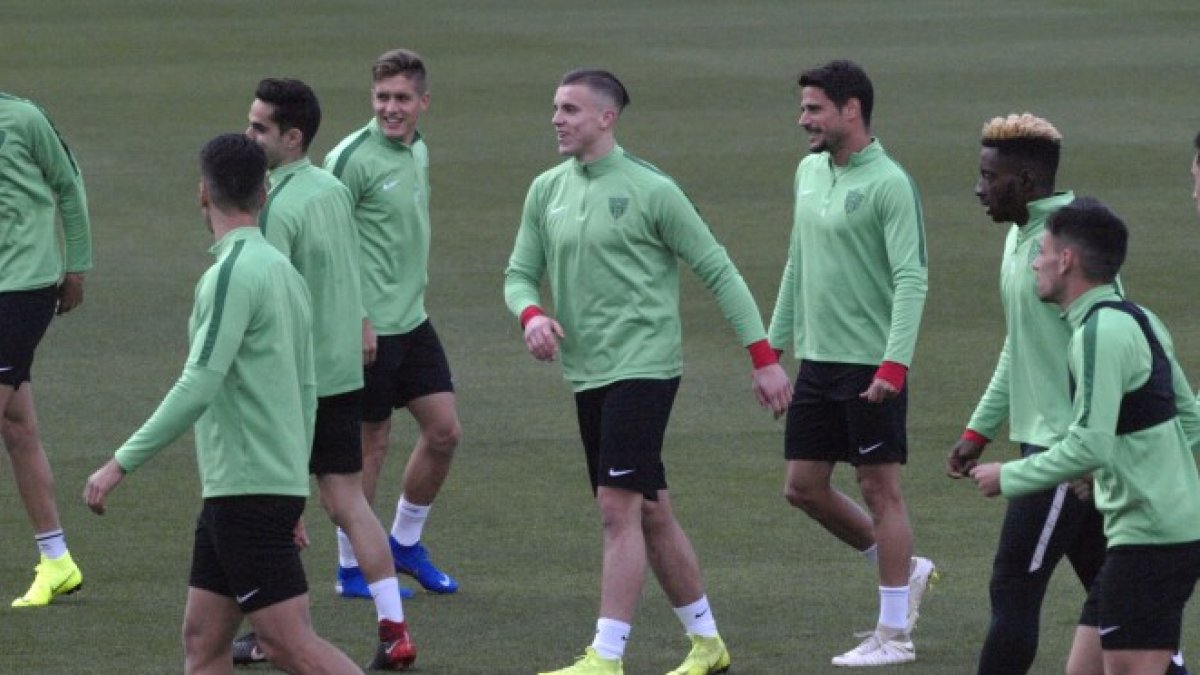 Demirovic, en el centro, durante un entrenamiento con el Almería.