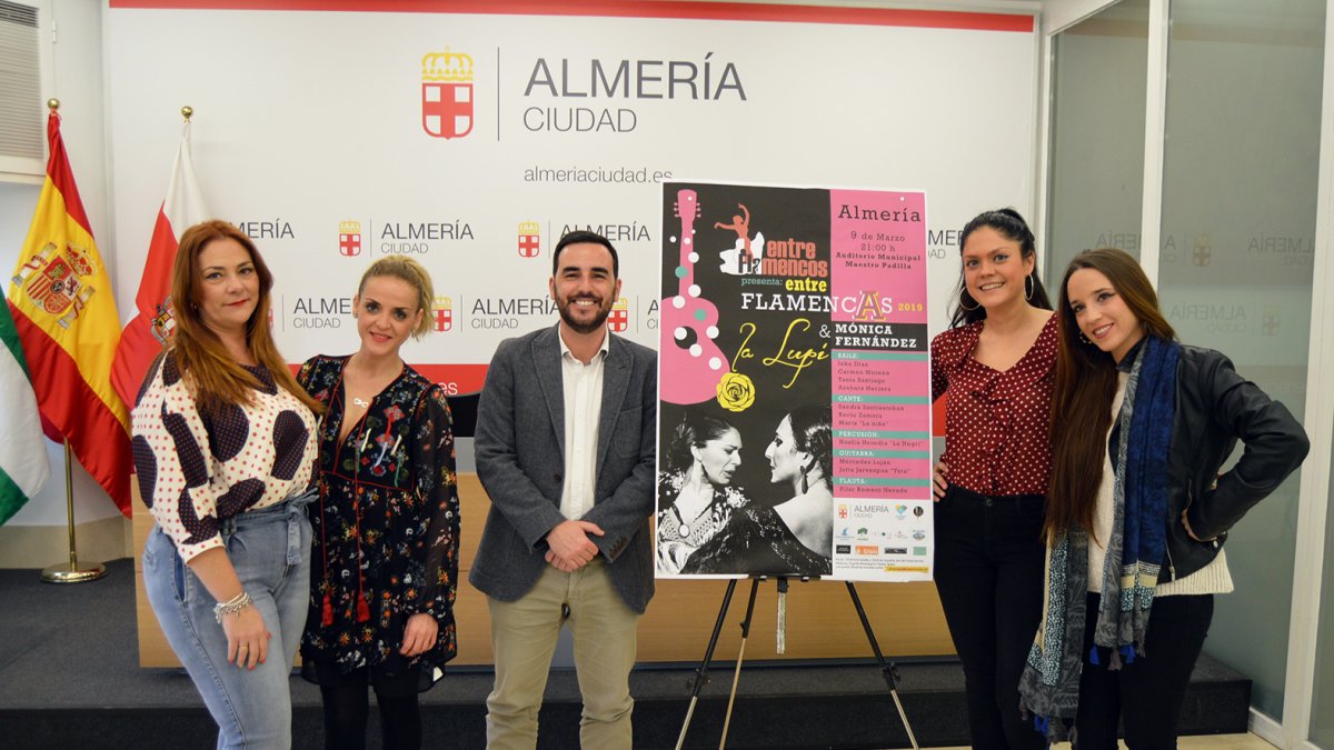 Presentación de ‘Entre flamencas’ ayer en la Sala de Prensa de la Plaza Vieja.