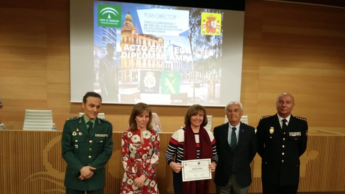 La responsable de un centro educativo de El Alquián recibe su diploma.