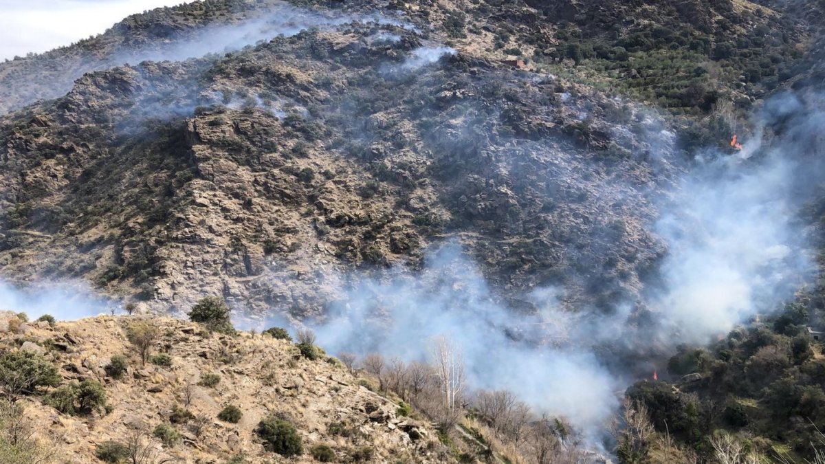 Humo y llamas en la zona del incendio, en una imagen del Infoca.