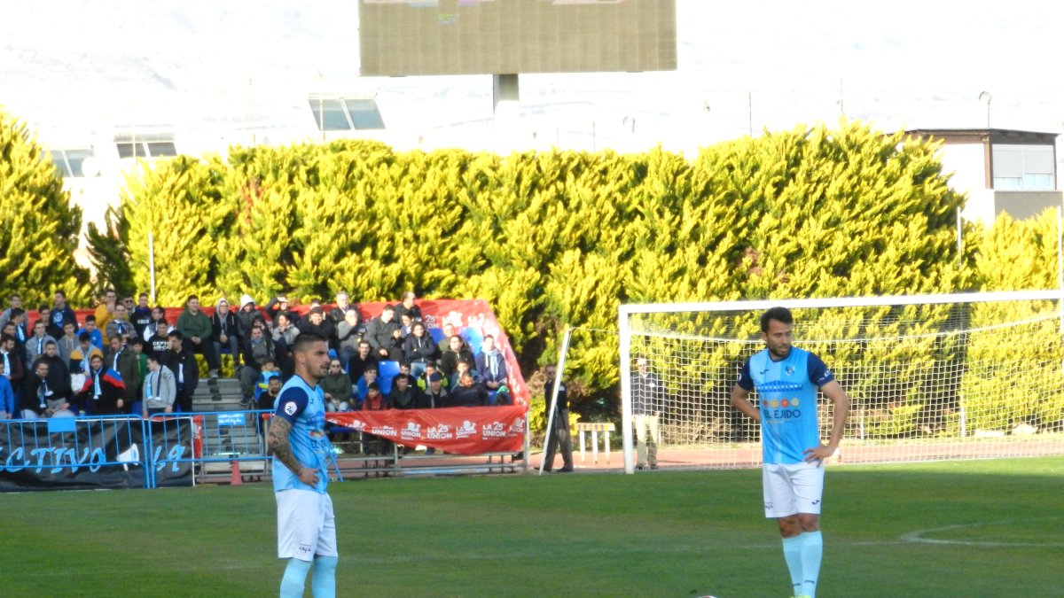 Rubio (derecha) preparado para hacer el saque de una falta.