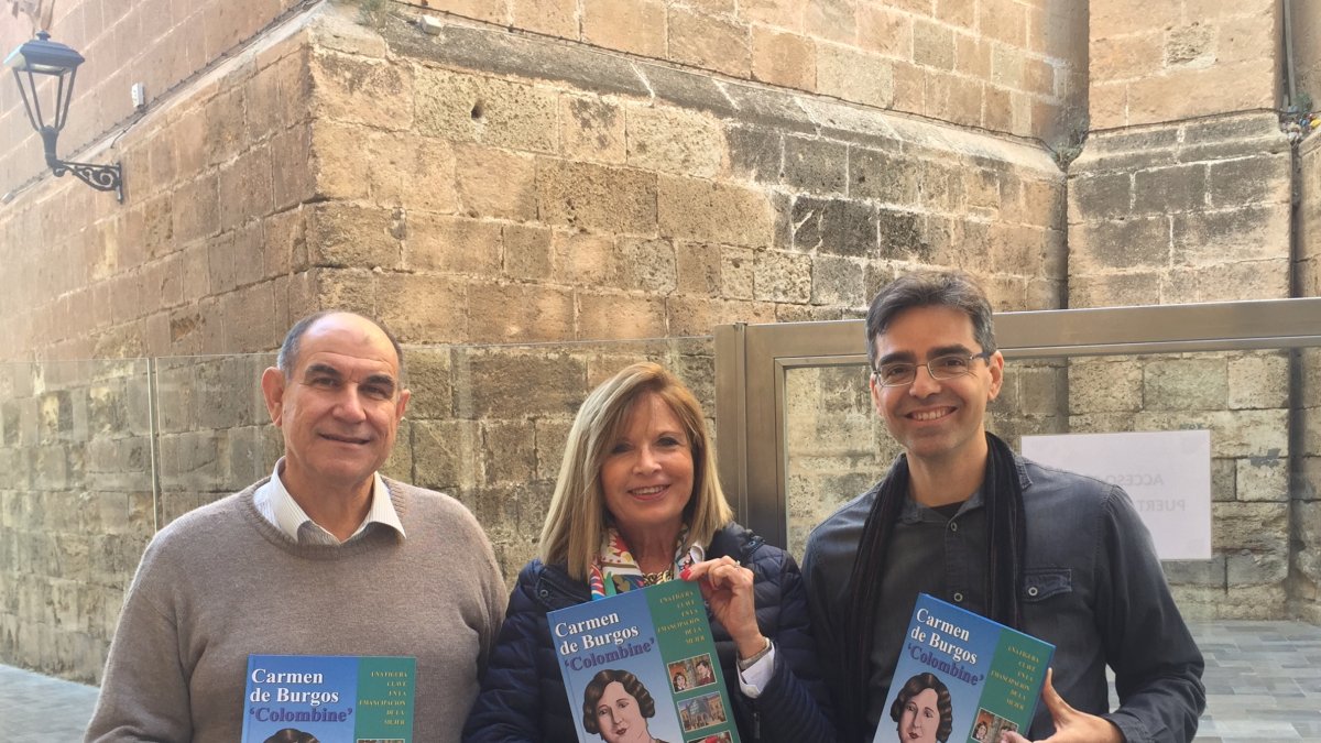 Los artífices del cómic posan con un ejemplar.