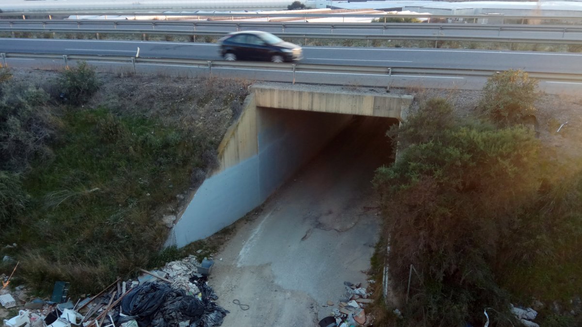 Basura junto a una vía en el entorno del Vial Sur.