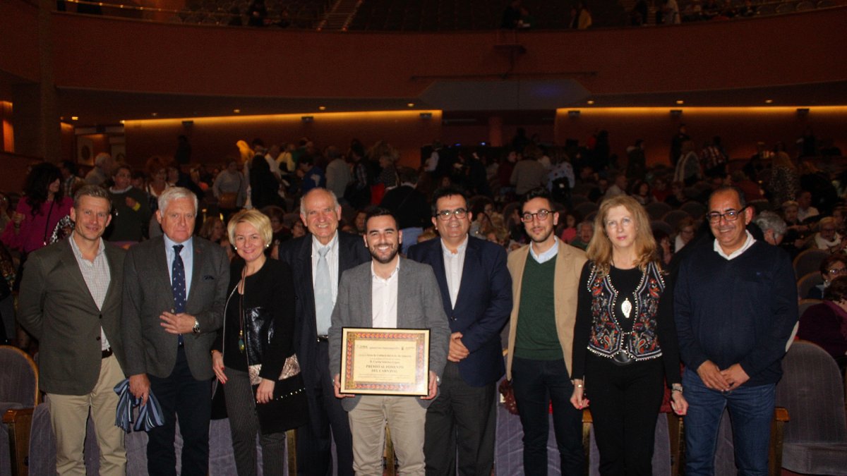 Representantes institucionales junto al presidente de la Federación de Teatro y Carnaval de Andalucía, Nicolás Castillo.