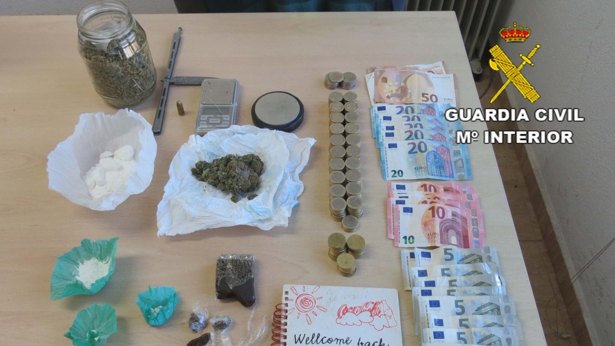 Estupefacientes, dinero y otros objetos encontrados en la vivienda de Viator.