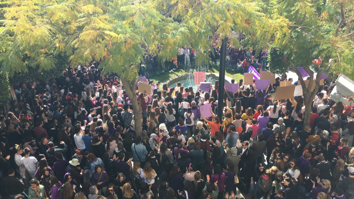 Aspecto parcial de la concentración de este mediodía en Plaza del Educador.