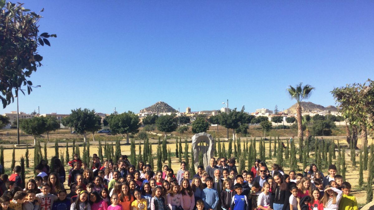 Escolares veratenses junto al monolito.