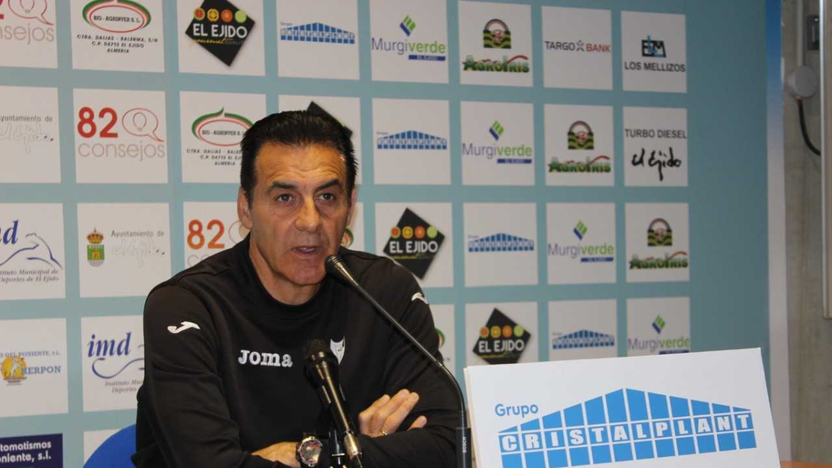 El entrenador celeste en rueda de prensa.