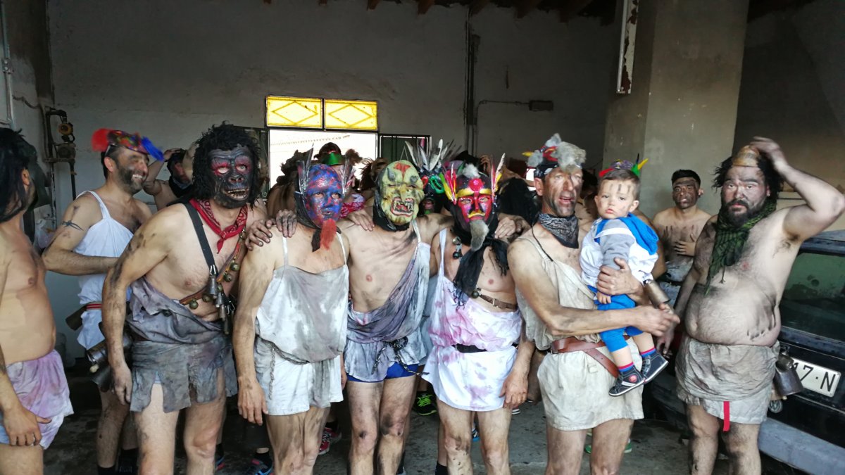 Peloteros, tiznados y semidesnudos, dispuestos a hacer sonar sus cencerros.