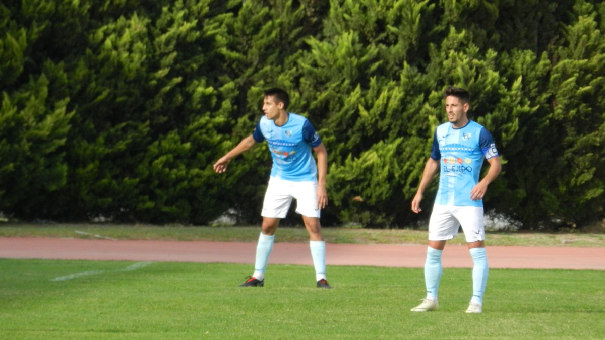 Jugadores celestes en el partido disputado ante el San Fernando en El Ejido.