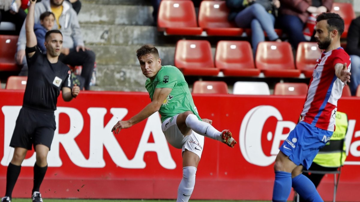 Corpas en una jugada del partido.
