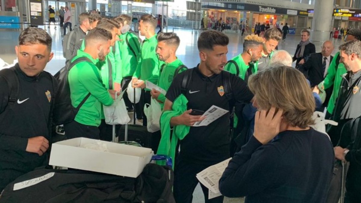 La expedición del Almería regresa este lunes en avión.