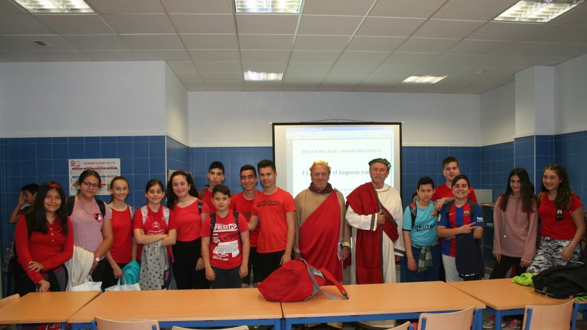 Charla de varios miembros de Athenaa en el IES Luz de Mar sobre la época romana en El Ejido.