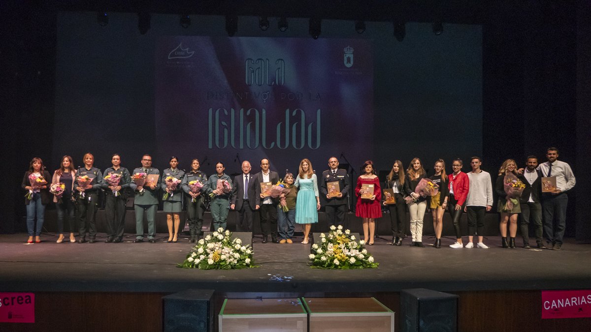 Foto de familia de los colectivos e instituciones galardonadas.