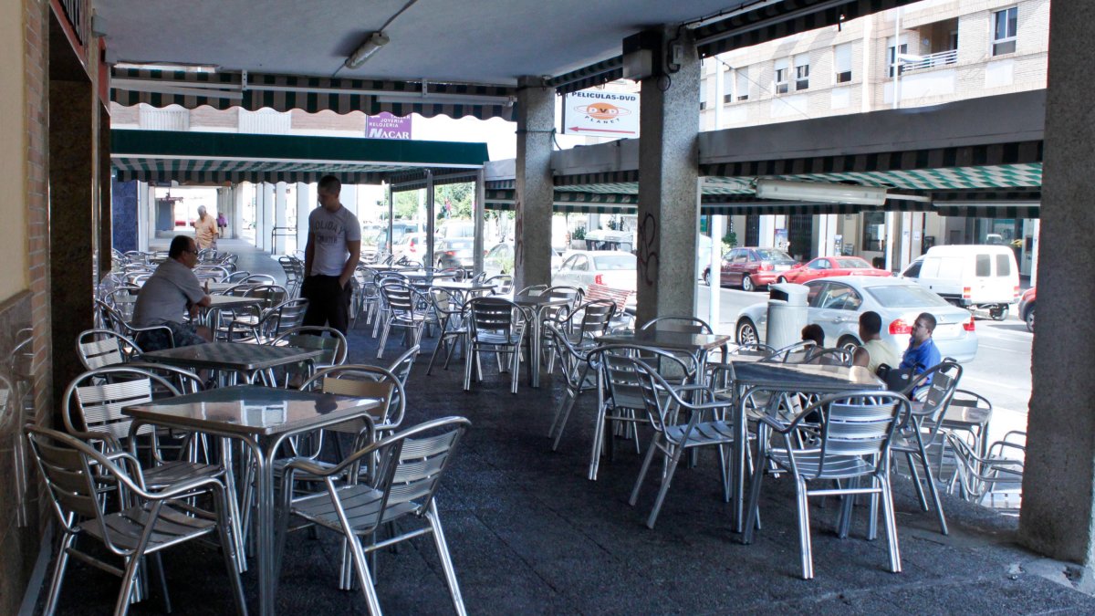 Terrazas con más mesas de las permitidas protagonizan el mayor número de expedientes.