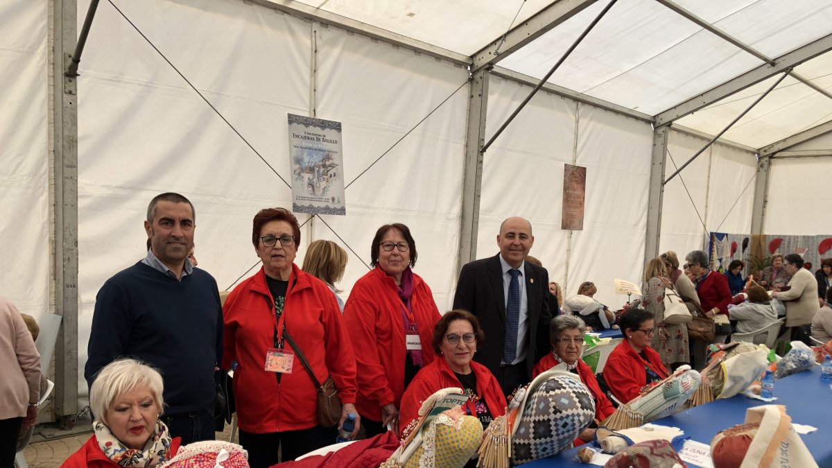 Autoridades con participantes en el encuentro.