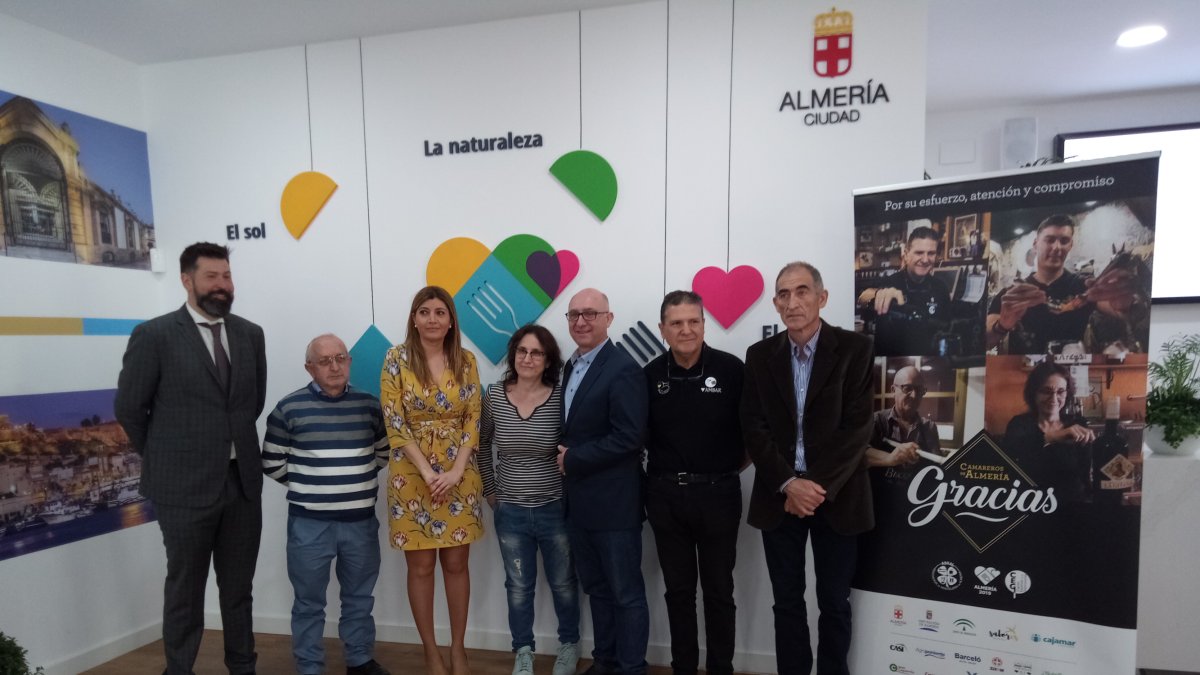 La concejala Carolina Lafita junto a los distintos profesionales que participan en la campaña.