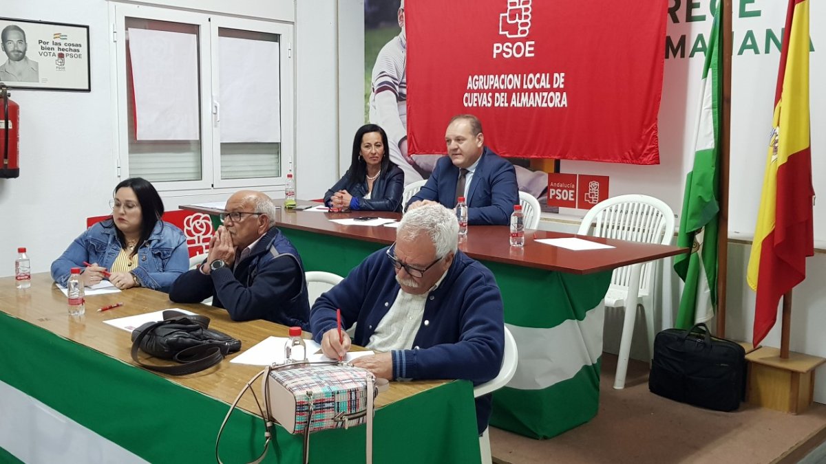 Al fondo, el candidato y alcalde del PSOE, Antonio Fernández.