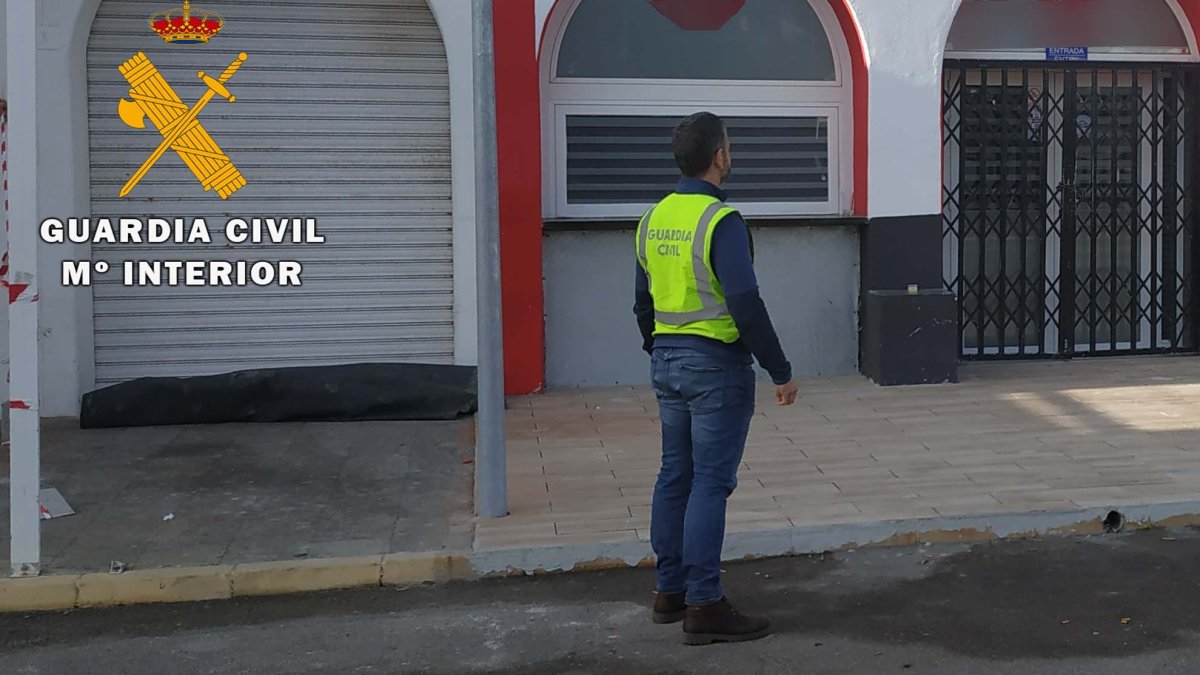 Agente de la Guardia Civil durante la operación.