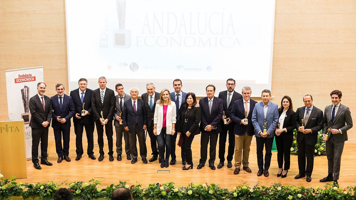 Foto de familia de organizadores, premiados y autoridades