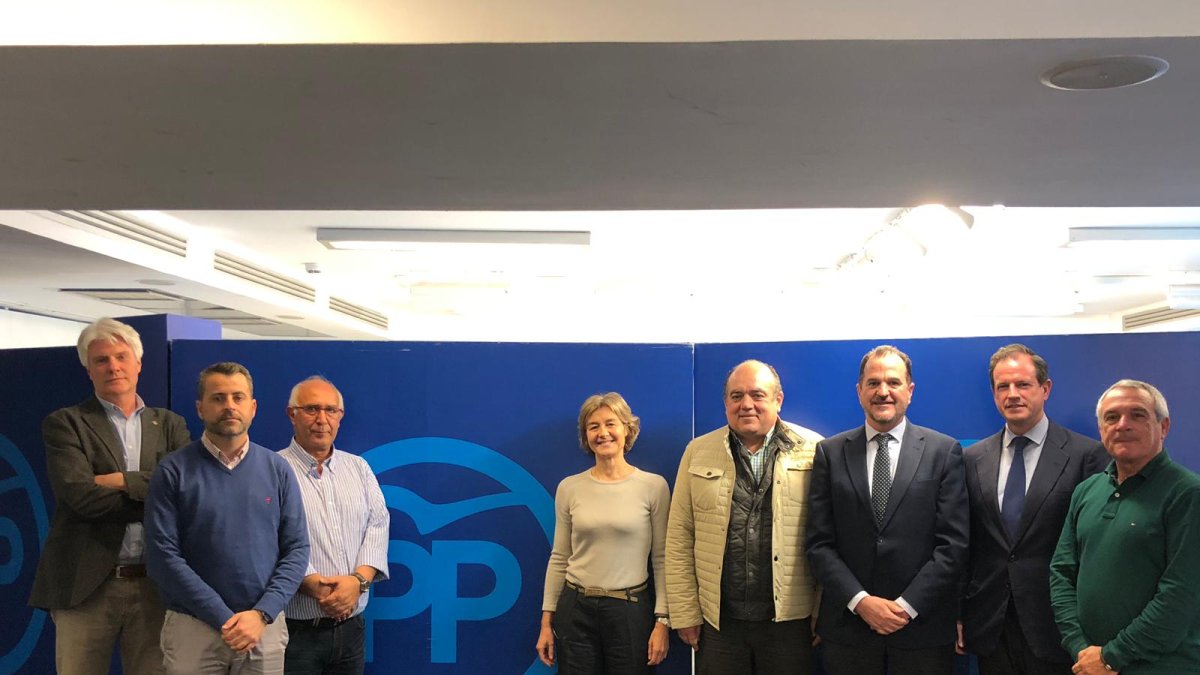 Representantes de armadores y cofradías en el encuentro mantenido ayer en la sede del PP en Madrid.