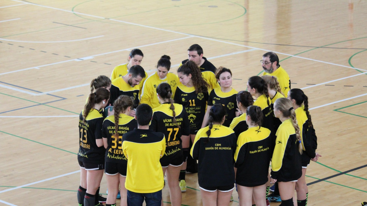 Las jugadoras almerienses en un tiempo muerto.