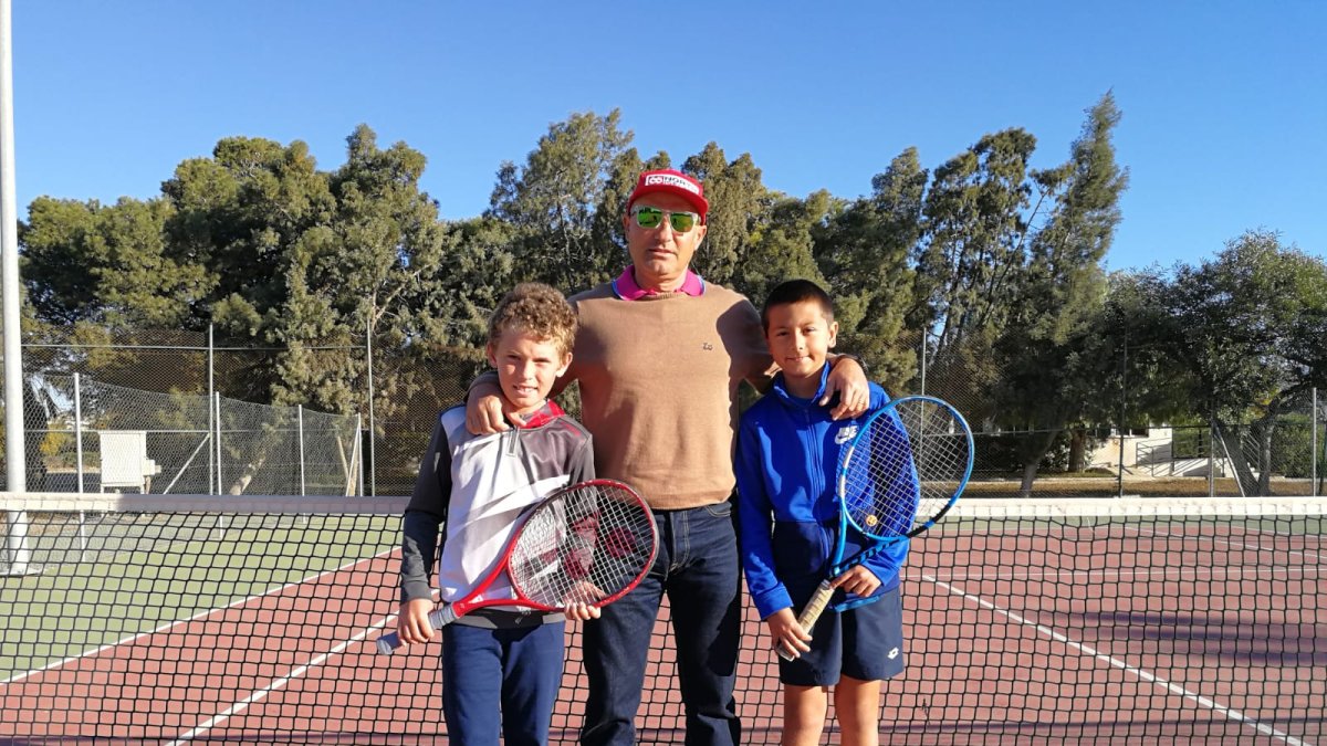Simón Carrillo con Jvier Torres (derecha con sudadera azul) y Jordi Fernández.