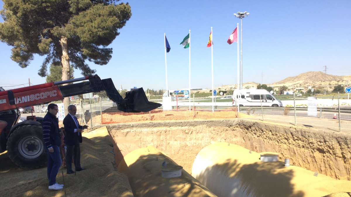 El alcalde y el concejal supervisando las obras.