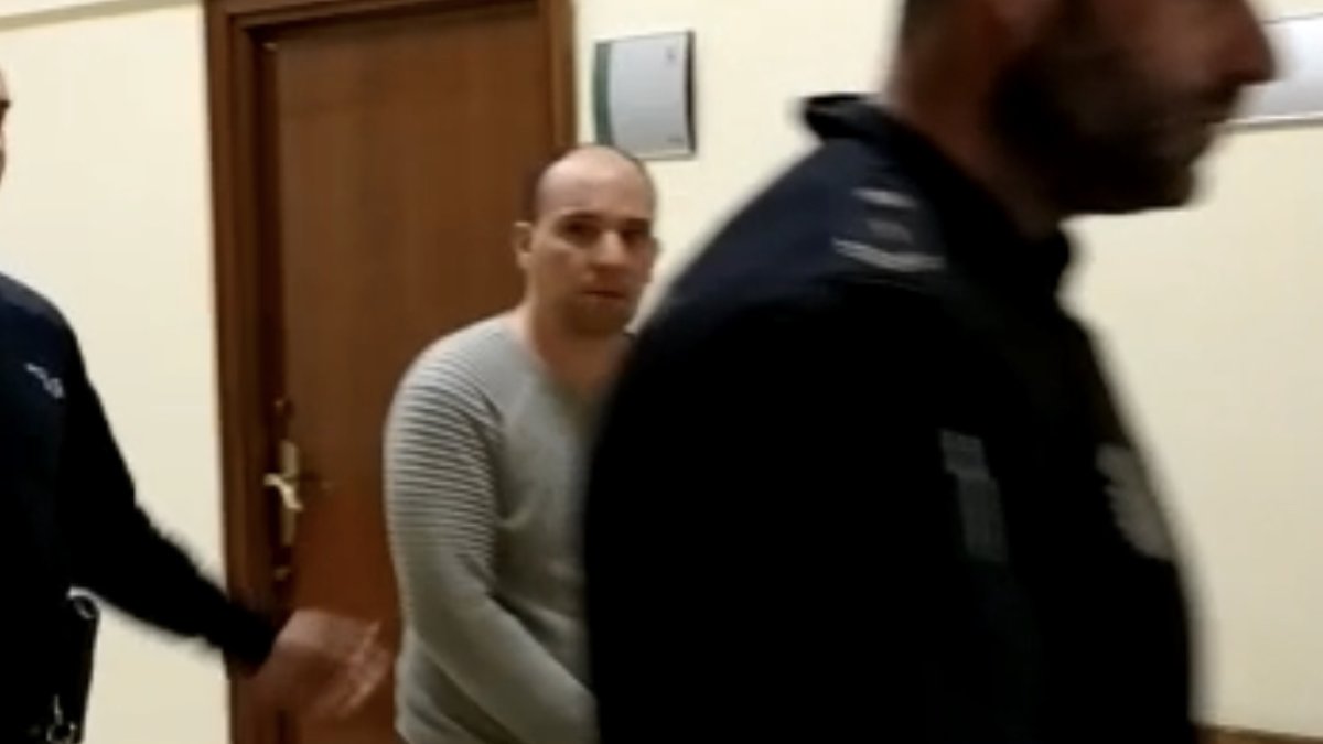 El acusado entra en la sala de vistas escoltado por la Policía Nacional