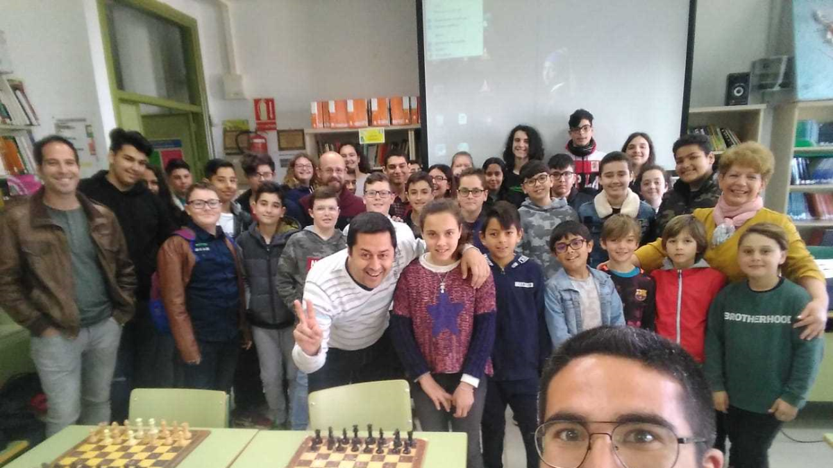 Los finalistas miran a la cámara.