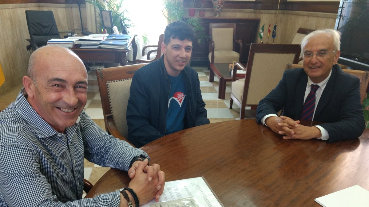 Encuentro entre Álvaro Carrión y su padre, José Antonio, con Manuel de la Fuente.