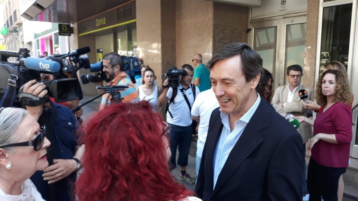 Rafael Hernando, ante la puerta de la sede del PP de Almería.