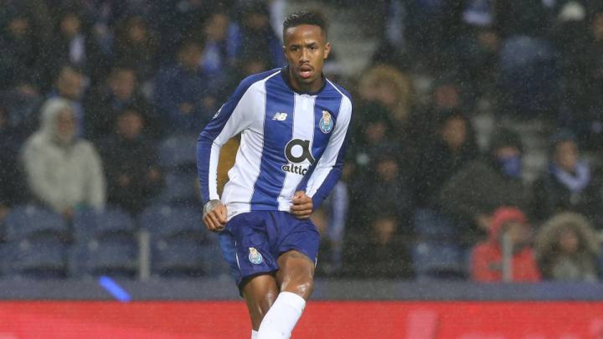 El jugador con la camiseta del Oporto.