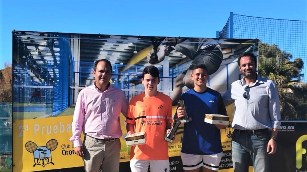 David Asensio, de naranja, posando con su trofeo.