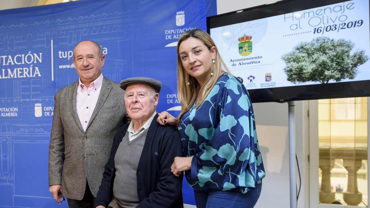 Juan Bautista Morales con la diputada María del Mar López, y del alcalde, Antonio Torres.