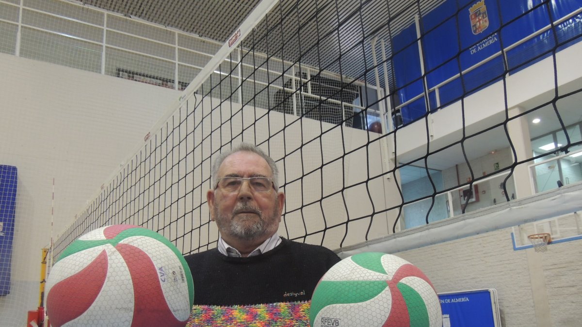 Sedeño posa para LA VOZ con dos balones de voleibol en la pista del Pabellón Moisés Ruiz.