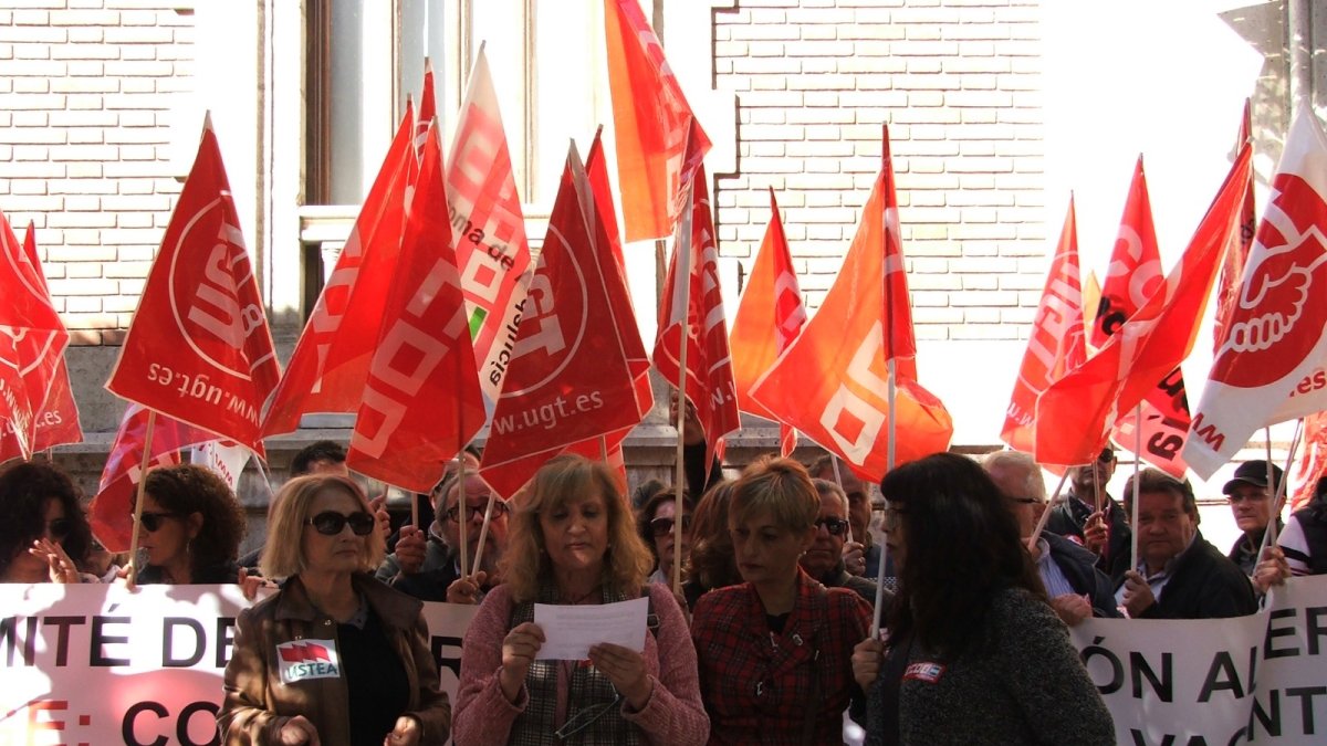 Las representantes sindicales leen un manifiesto, este viernes.