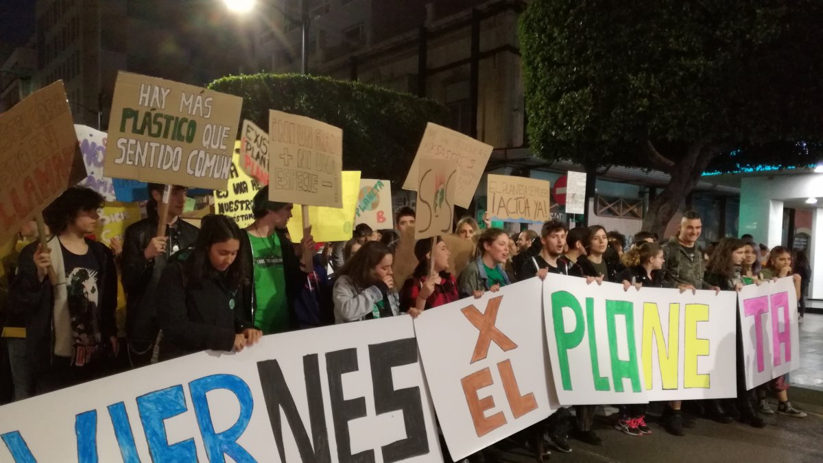 Cientos de estudiantes recorriendo este viernes el centro de la capital