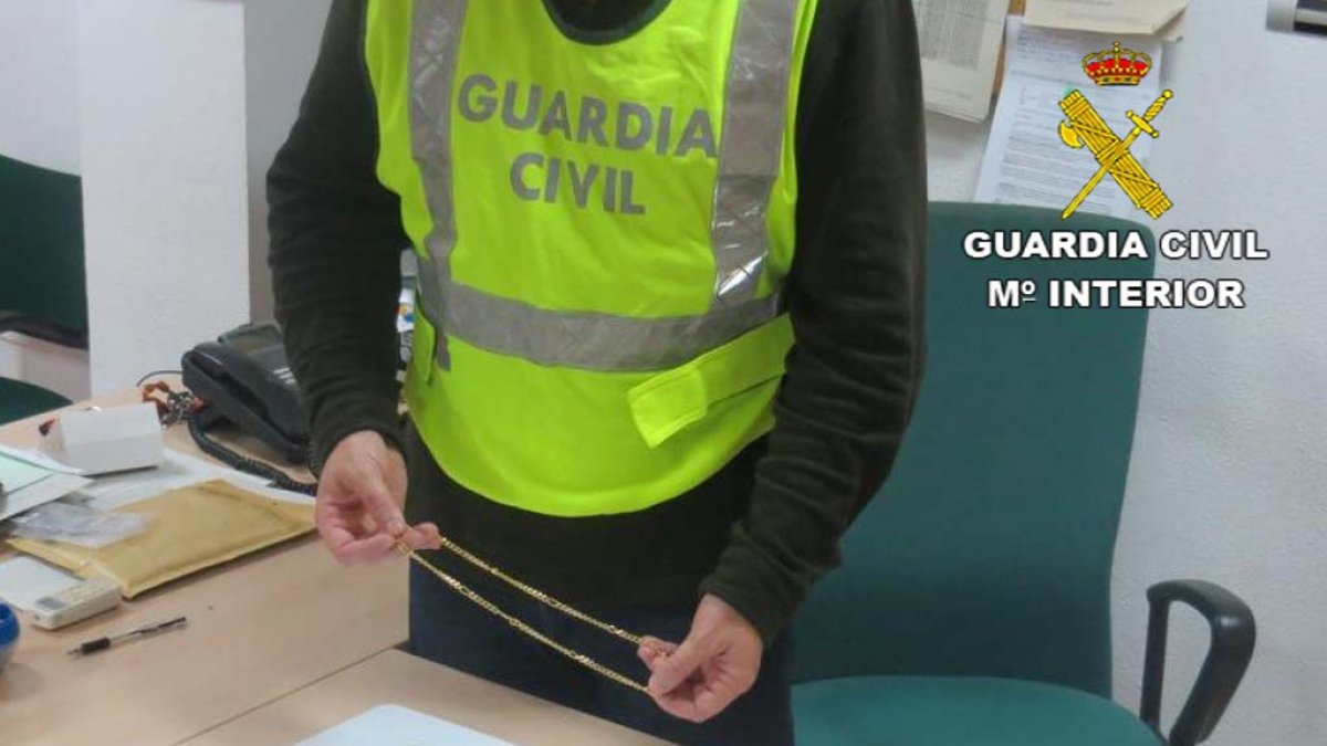 Un agente con joyas sutraídas, en una imagen de archivo